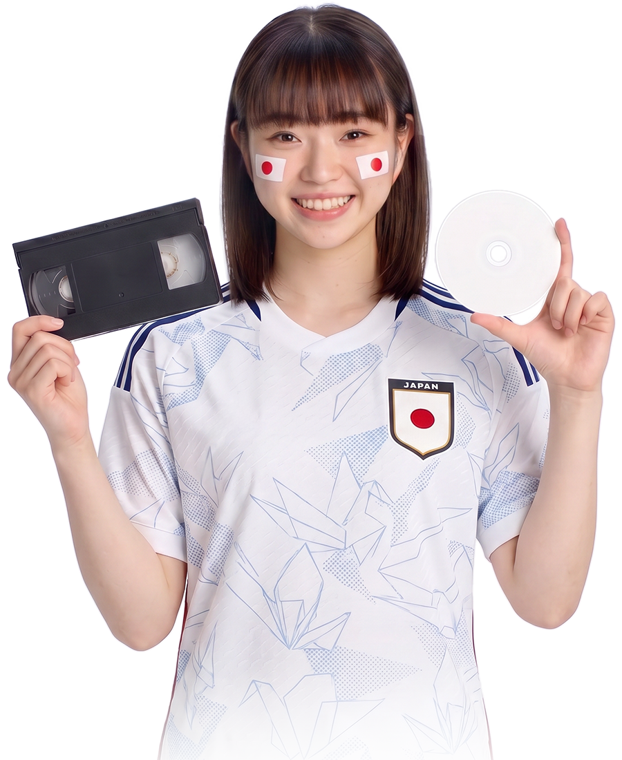 日本代表応援ユニでDVDを持つメインビジュアル